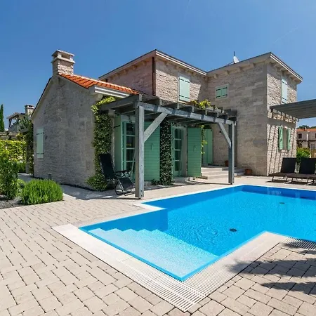 Zelda Comfortable Villa Ližnjan